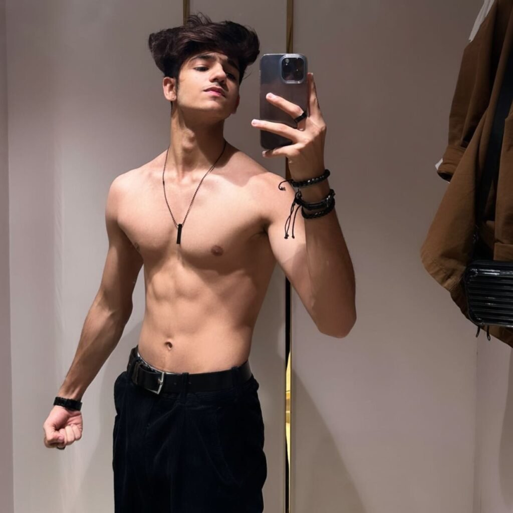 Tarun Kinra Physical Appearance 